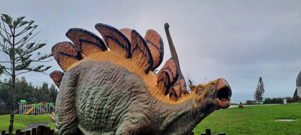 Museo del Jurásico y huellas de dinosaurio